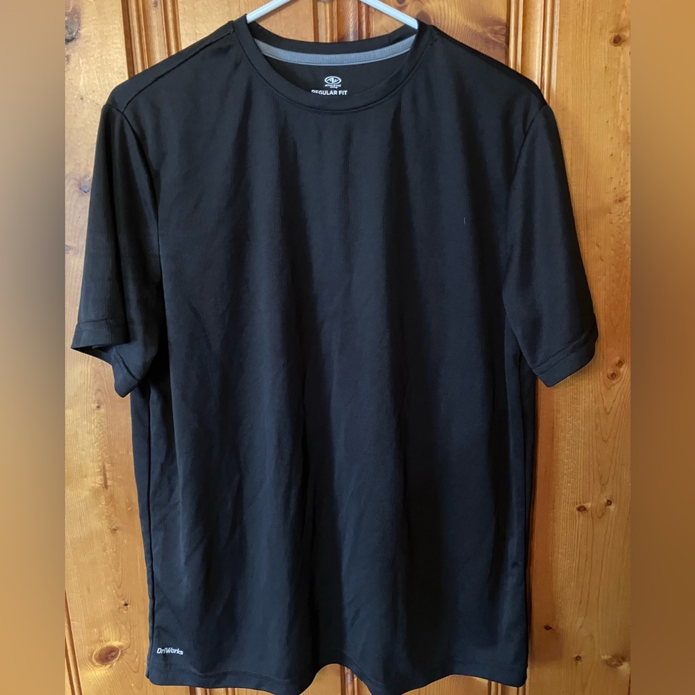 Size Medium Men’s Athletic Regular Fit Quick Dry Tee